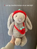 IMG_7605 Gehaakt aardbei hoedje en tasje voor medium konijn jellycat